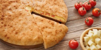 Осетинские пироги с курицей, сыром, грибами и болгарским перцем